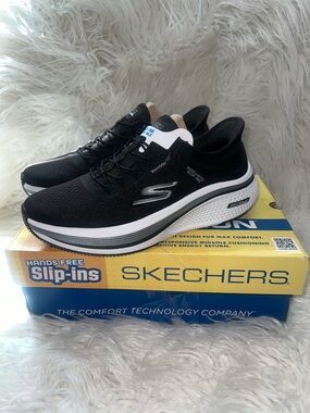 NIB Skechers Go Run Hands Free Slip-Ins Air Cooled Memory Foam Women’s size 9